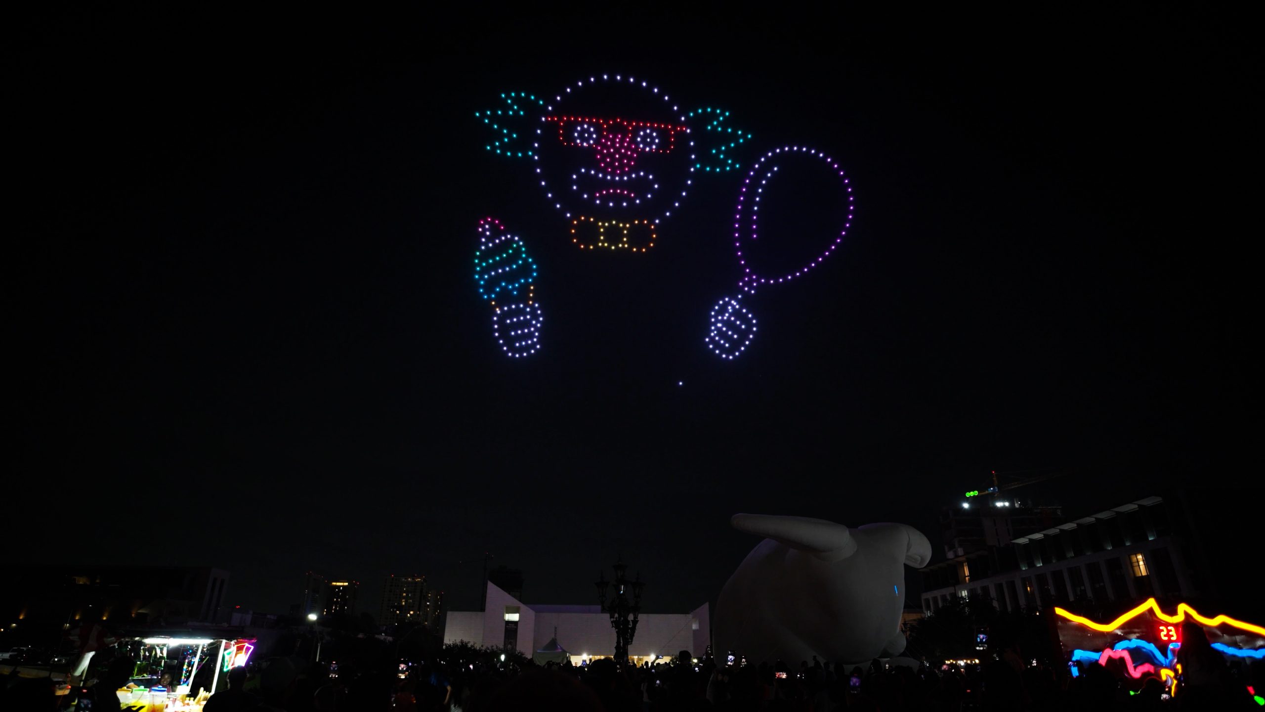 Lumasky Light Show in Monterrey, where 500 drones form a bright character with a racket and a ball in the sky at the Santa Lucía Festival.